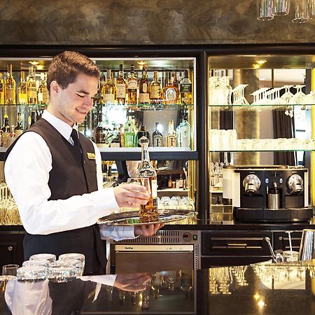 Victor'S Residenz-Hotel Schloss Berg Нениг Екстериор снимка A bartender at work