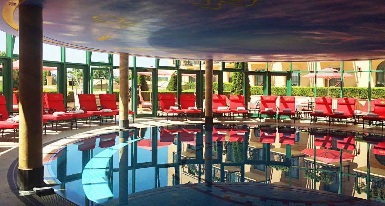 Victor'S Residenz-Hotel Schloss Berg Нениг Екстериор снимка The pool at the MGM Grand