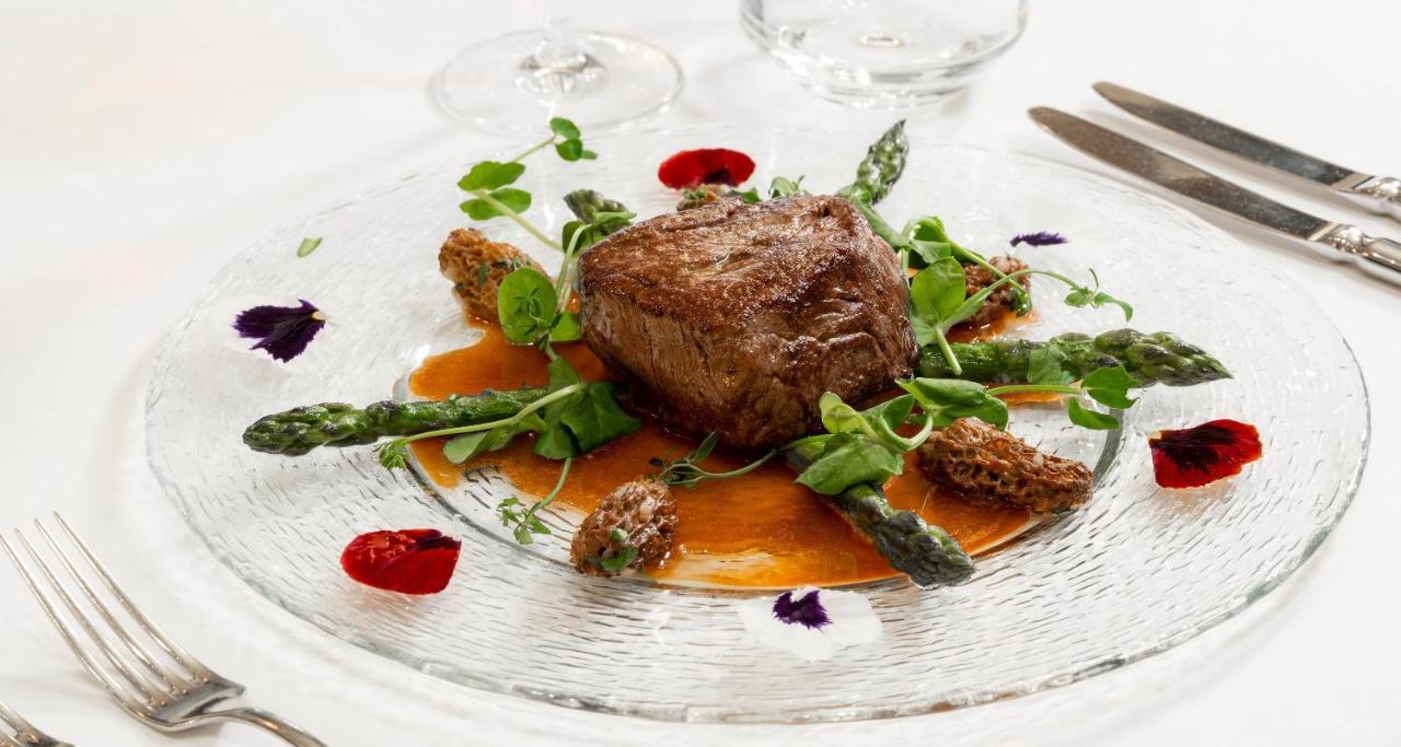 Victor'S Residenz-Hotel Schloss Berg Нениг Екстериор снимка A steak prepared sous-vide