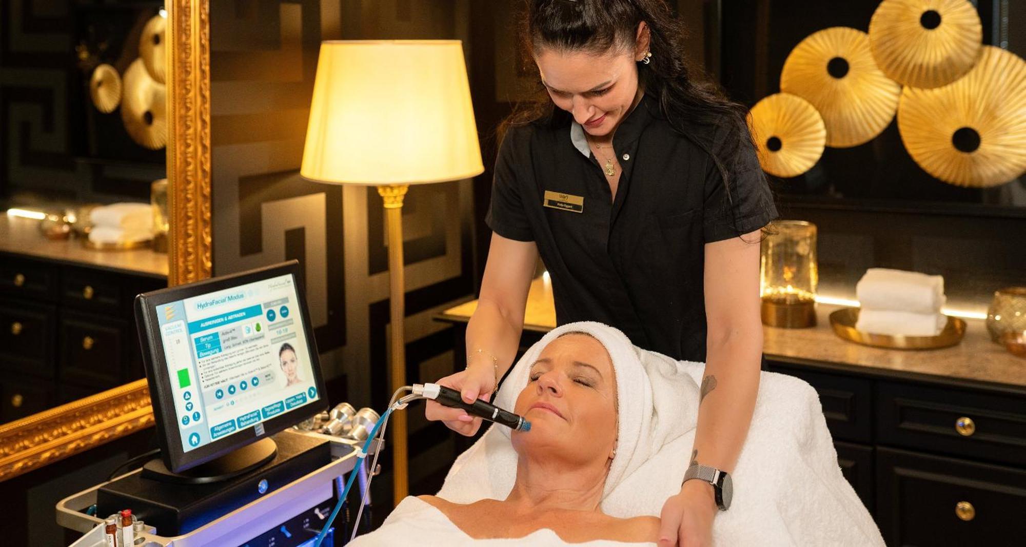 Victor'S Residenz-Hotel Schloss Berg Нениг Екстериор снимка A woman receiving a facial treatment
