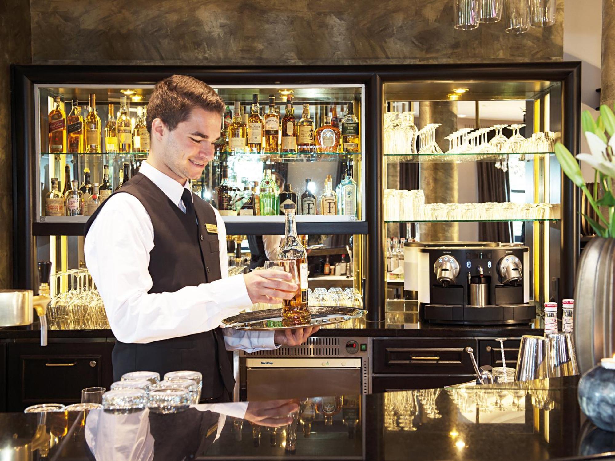 Victor'S Residenz-Hotel Schloss Berg Нениг Екстериор снимка A bartender at work