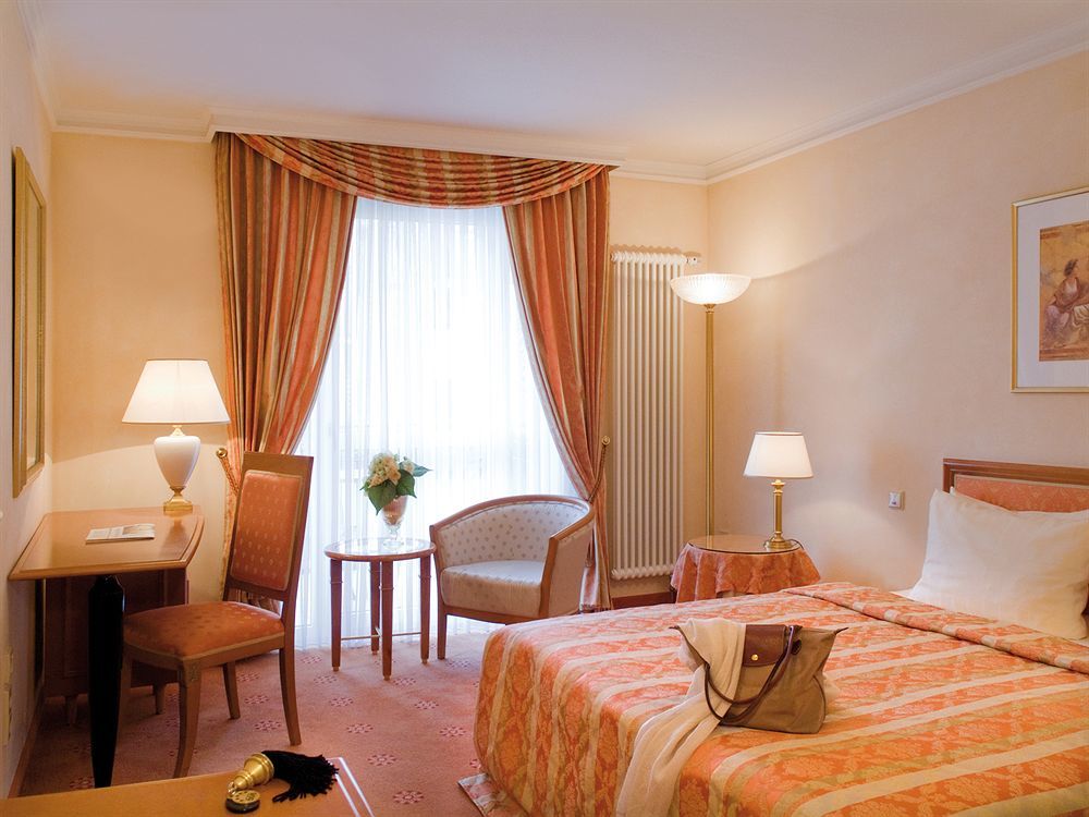 Victor'S Residenz-Hotel Schloss Berg Нениг Екстериор снимка A typical hotel room