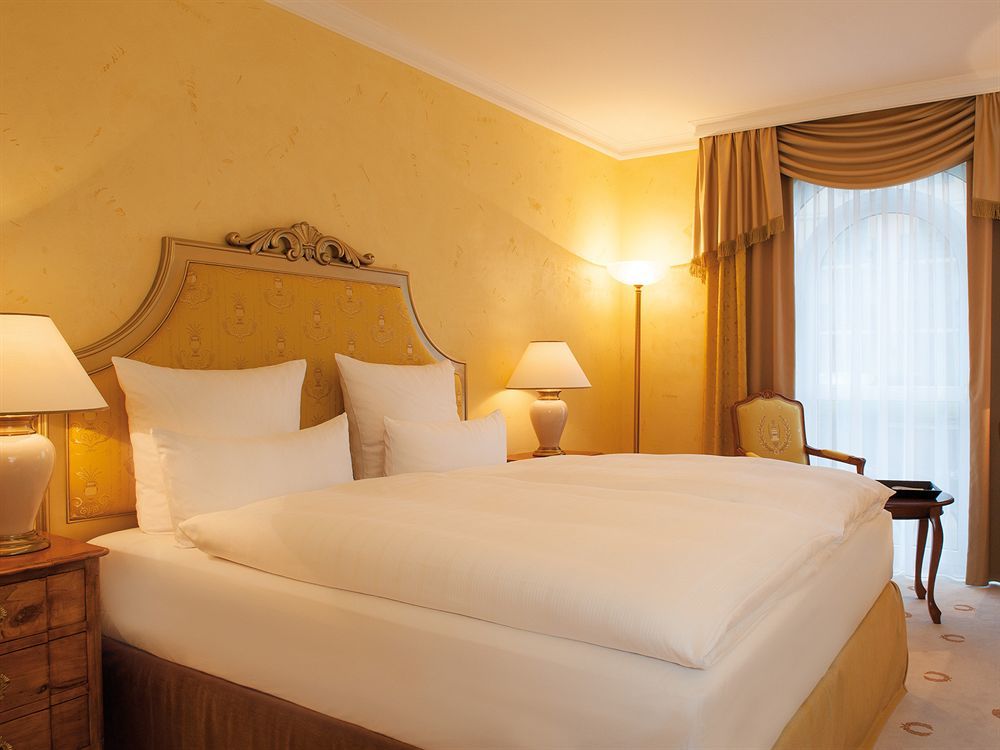 Victor'S Residenz-Hotel Schloss Berg Нениг Екстериор снимка A typical hotel room