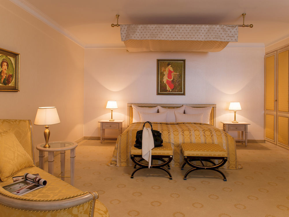 Victor'S Residenz-Hotel Schloss Berg Нениг Екстериор снимка A suite at the Taj Mahal Palace