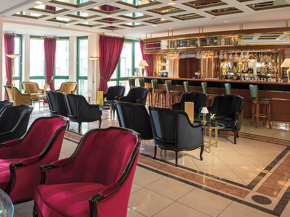 Victor'S Residenz-Hotel Schloss Berg Нениг Екстериор снимка The bar