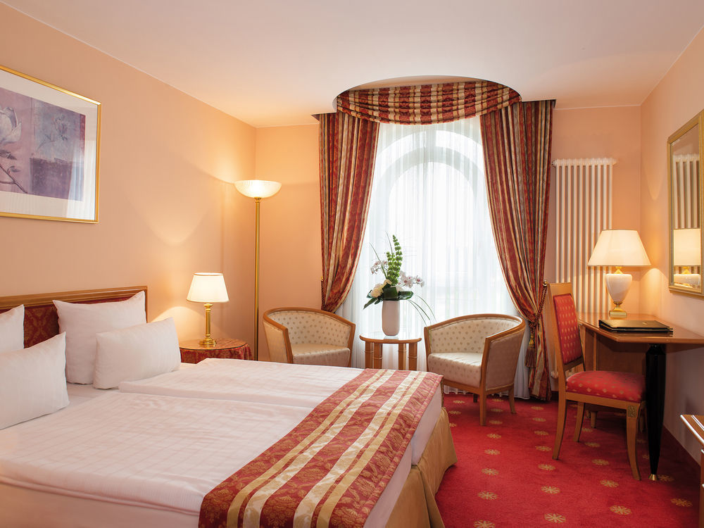 Victor'S Residenz-Hotel Schloss Berg Нениг Екстериор снимка A typical hotel room