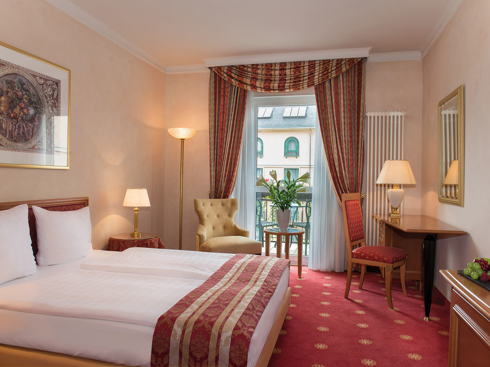 Victor'S Residenz-Hotel Schloss Berg Нениг Екстериор снимка A typical hotel room