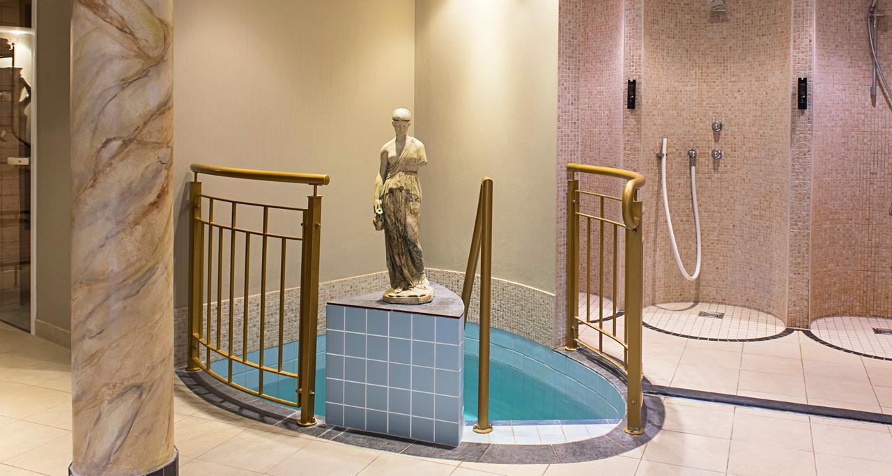Victor'S Residenz-Hotel Schloss Berg Нениг Стая снимка A modern spa